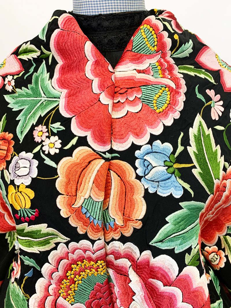 manton-manila-negro-flores-cuello
