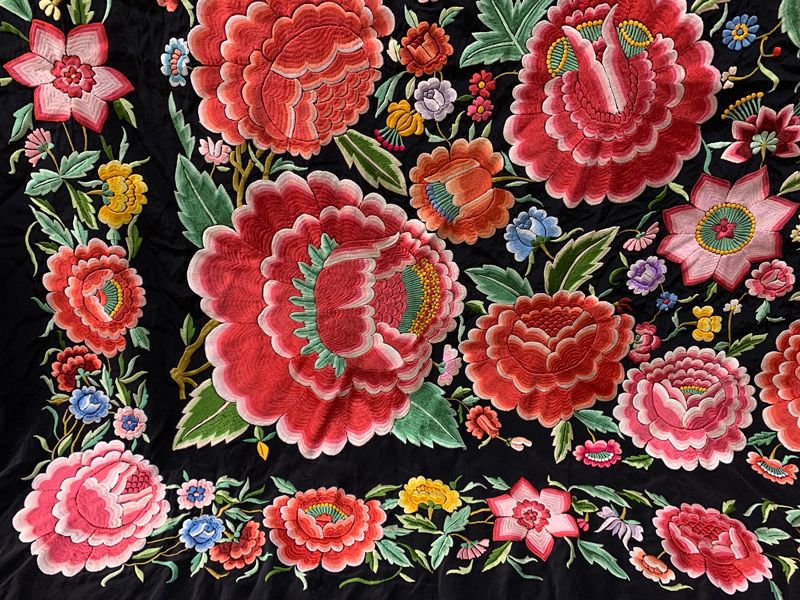 manton-manila-negro-flores-detalle