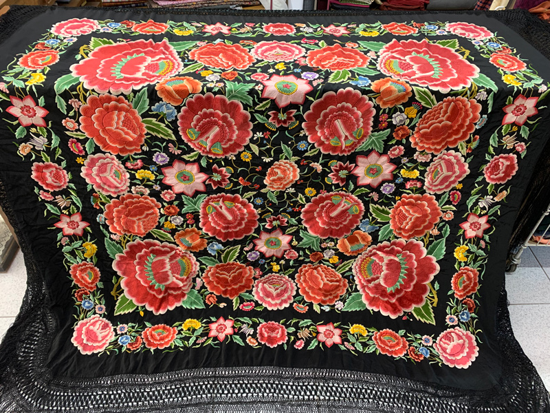 manton-manila-negro-flores-entero