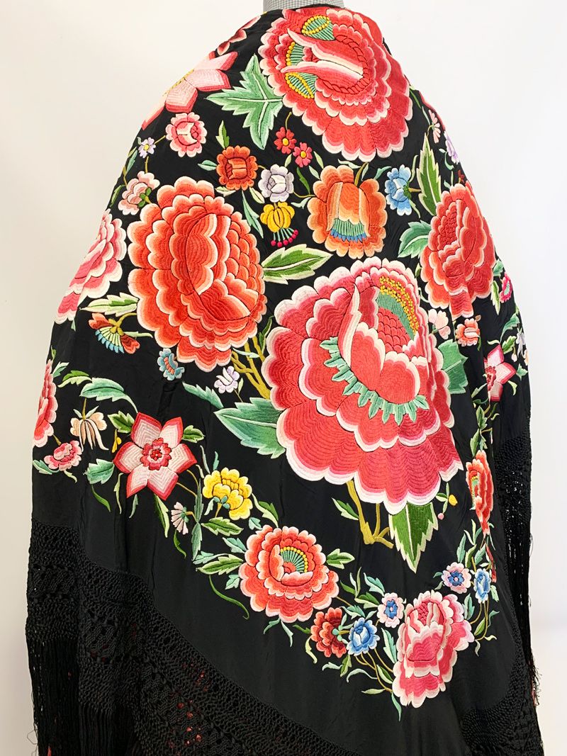 manton-manila-negro-flores-espalda-lateral