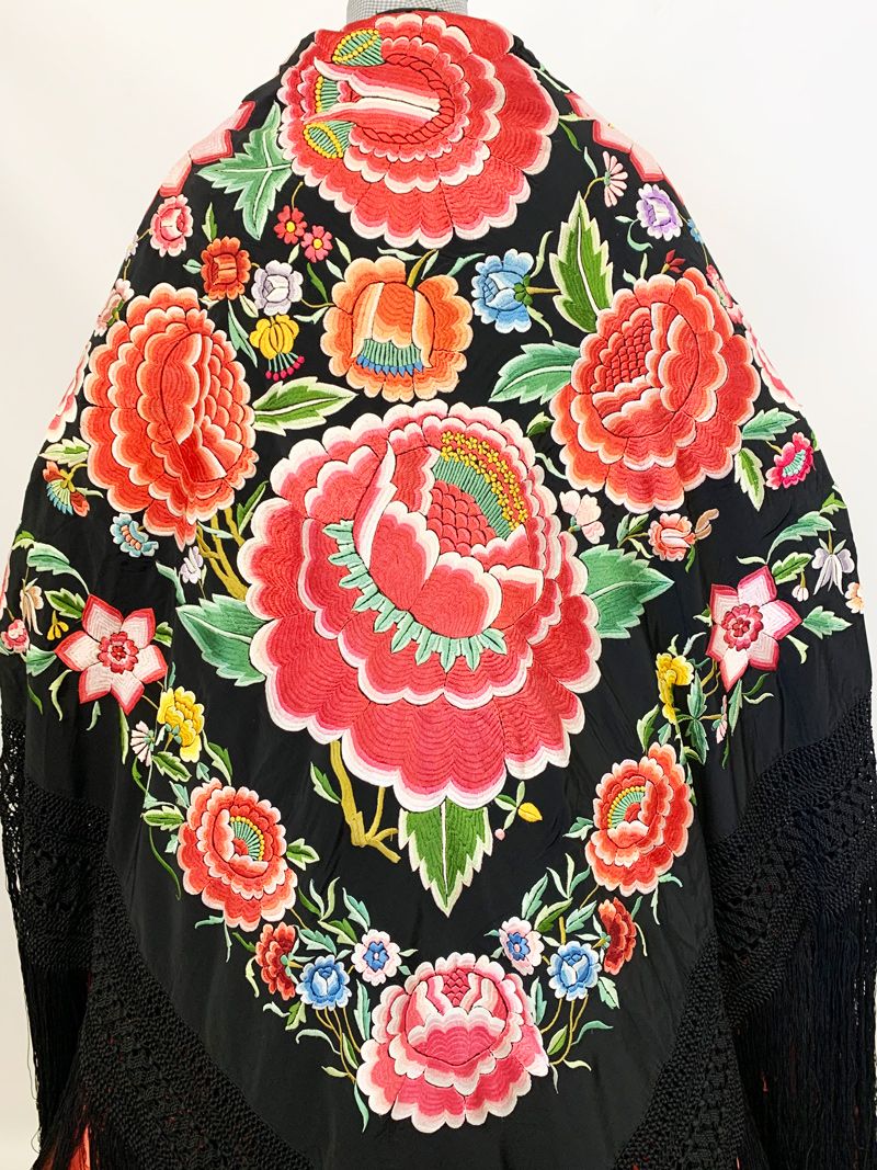 manton-manila-negro-flores-espalda