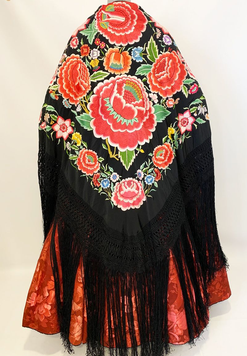 manton-manila-negro-flores-espalda1