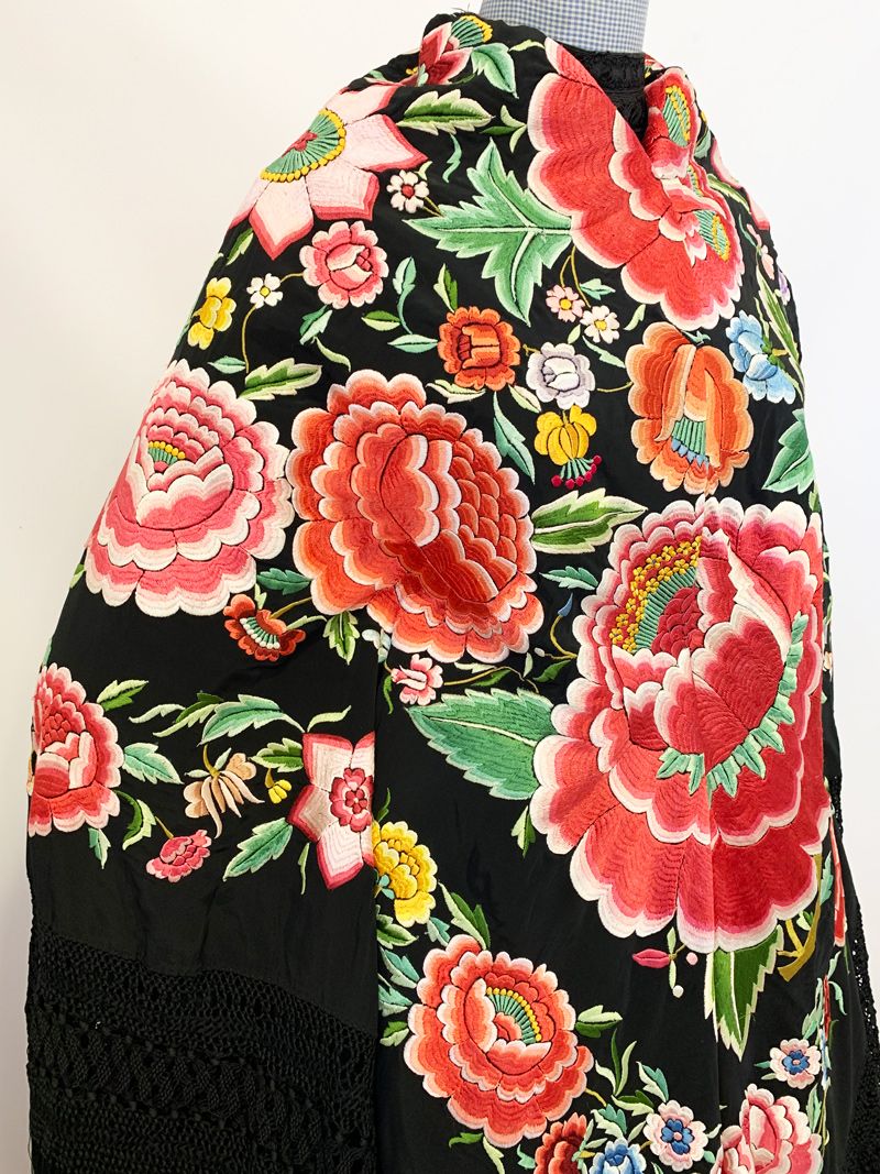 manton-manila-negro-flores-frente-lateral