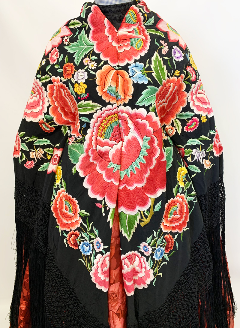 manton-manila-negro-flores-frente1